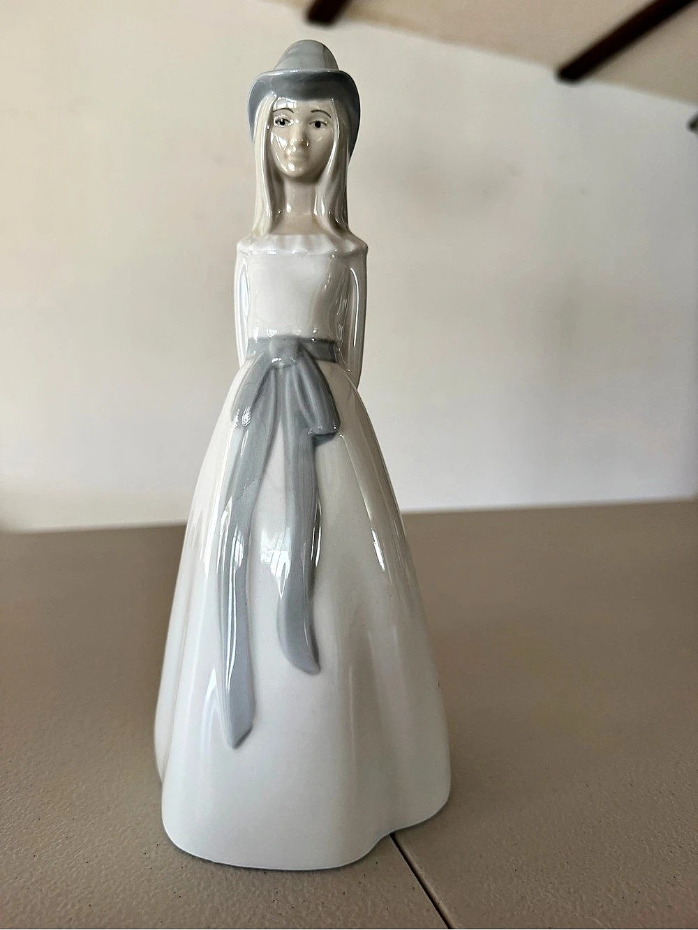 Porcelanas Miñambres Porcelain Woman Figurine in White & Gray